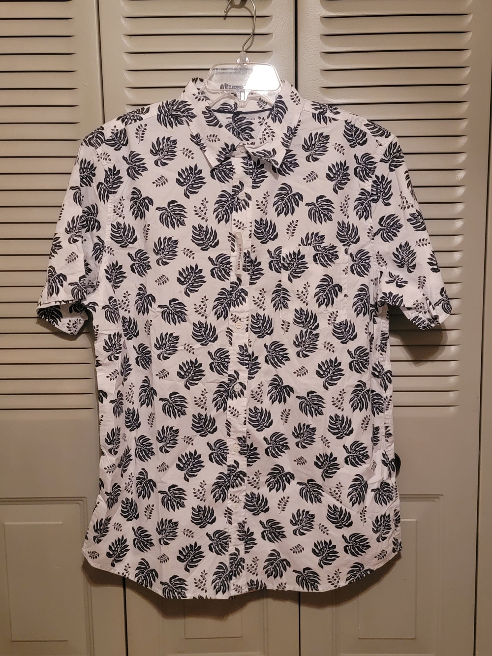 Amazon Essentials White Short-Sleeve Button-Down Shirt with Black Leaf Print